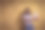 黑发女子拿着手机图片下载