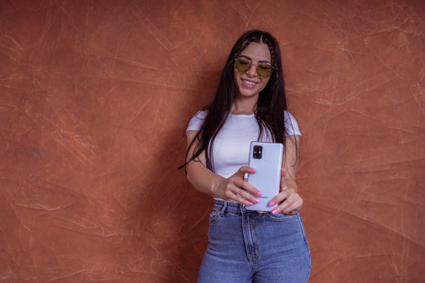 戴着墨镜的时尚美女正在自拍图片下载