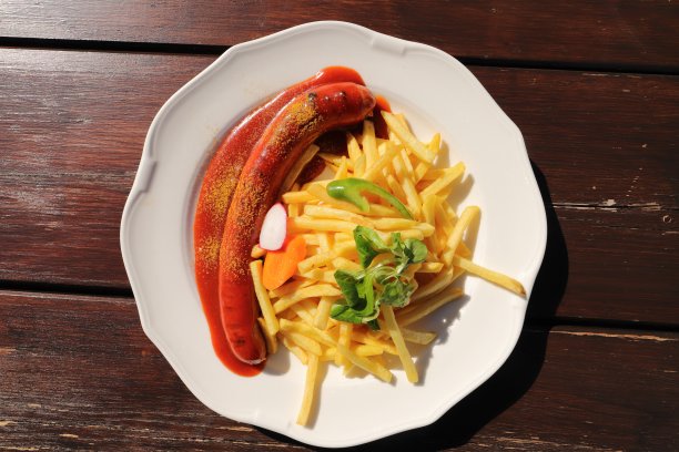 咖喱香肠和炸薯条图片下载