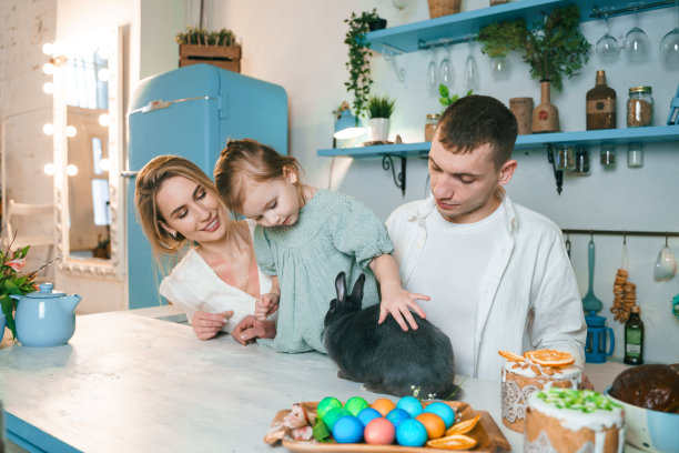 家人，妈妈，爸爸，孩子，女儿庆祝复活节。做蛋糕，在餐桌上画鸡蛋。节日快乐在一起。复活节兔子,兔子图片下载