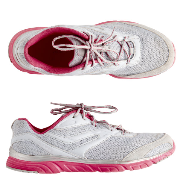 一双运动鞋孤立在白色的背景上图片下载