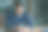 西装革履的商人手里拿着手机。男人打字留言，使用社交网络。检查消息。商务会议。现代办公室。总经理、首席执行官。打电话来的合作伙伴。计划工作时间图片下载