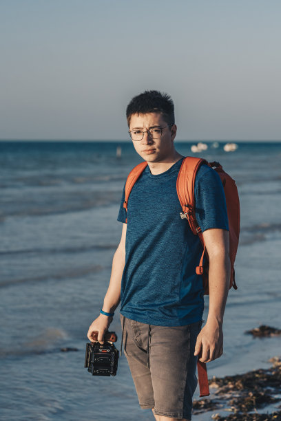 年轻的电影制作人在热带环境下工作的肖像图片下载