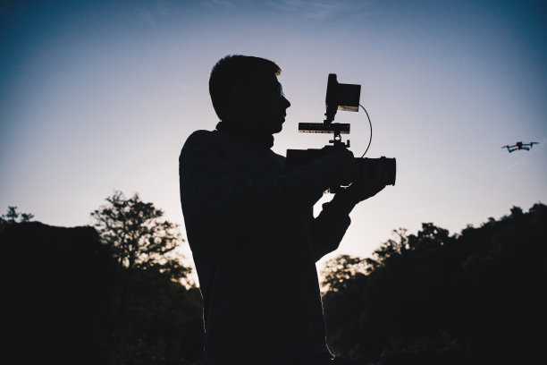 电影摄影师在丛林中拍摄的剪影图片下载