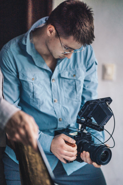 年轻的电影制作人在工作，热带环境图片下载