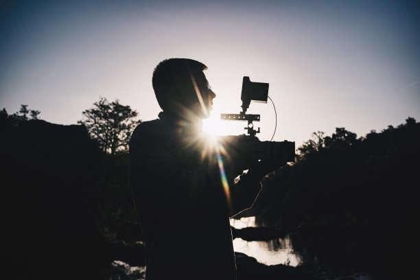 电影摄影师在丛林中拍摄的剪影图片下载