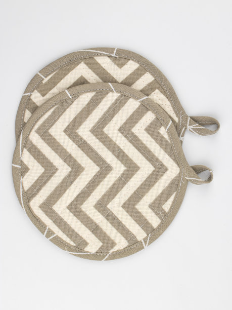 一套厨房钉，由带环的棉织物制成，孤立在白色背景上图片下载