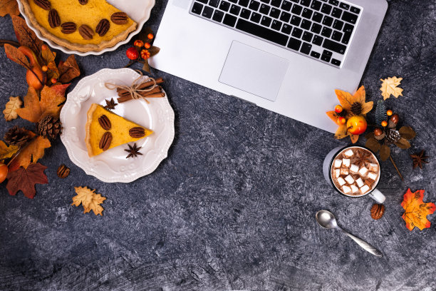 工作区，笔记本电脑，热巧克力和自制南瓜派图片下载