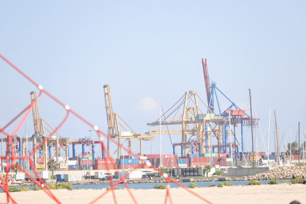 西班牙瓦伦西亚港口的起重机。从pinedo海滩看风景图片下载