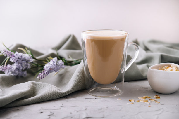 一杯杏仁牛奶拿铁图片下载