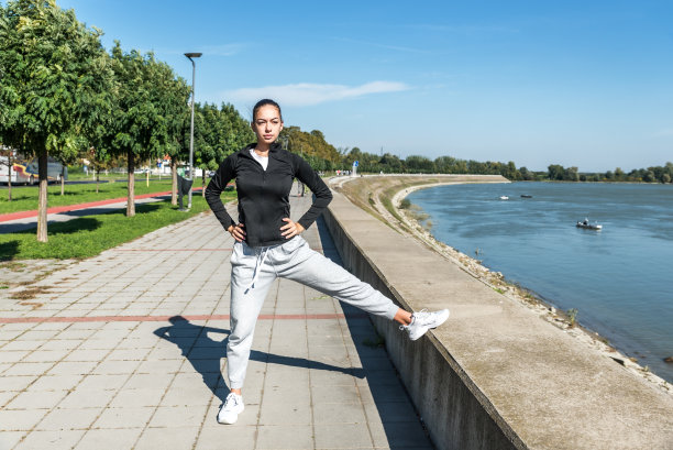 年轻的学校或学院大学生适合十几岁的女孩早上例行户外锻炼。健身女性晨间健身训练，学习前健康生活。图片下载