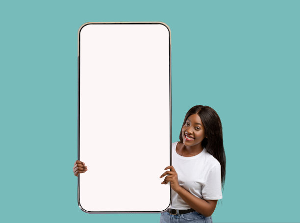 快乐的非裔美国女士手持大智能手机与空白屏幕，显示您的广告，应用程序或网站设计的地方图片下载