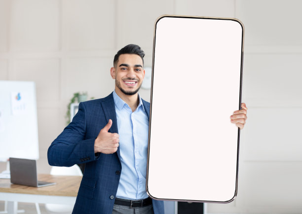 阿拉伯成功商人展示空白智能手机，竖起大拇指，推荐应用程序或在线报价图片下载