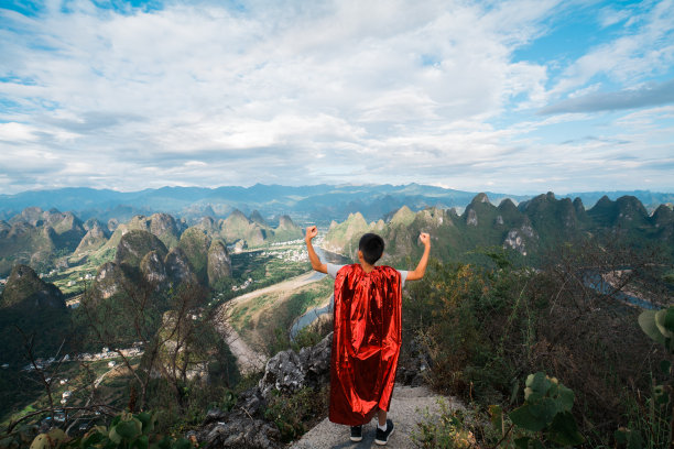 年轻的超级英雄在山顶秀肌肉图片下载