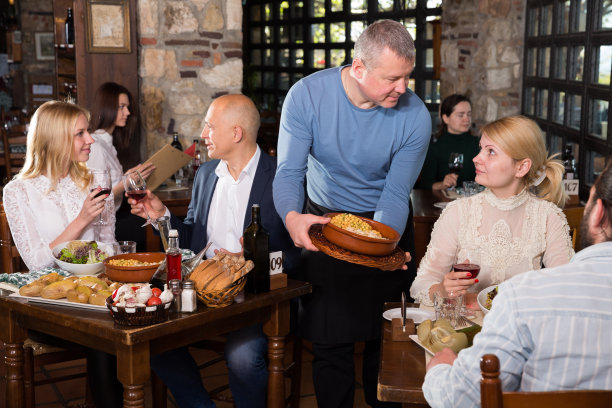 给客人送餐的服务员图片下载