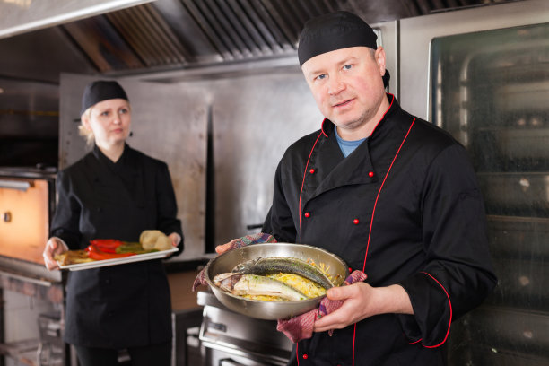 厨师献鱼菜图片下载