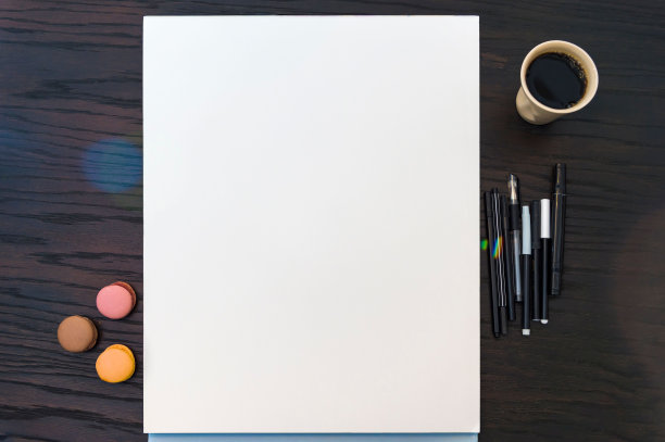一张黑色橡木桌子上的纸块的顶部拍摄-为有复制空间的创意图片提供背景图片下载