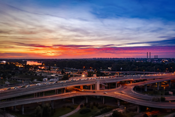 立交桥和城市夜间交通的俯视图图片下载