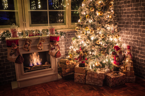 家中壁炉旁装饰的圣诞树图片下载