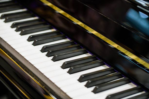 钢琴和钢琴键盘图片下载