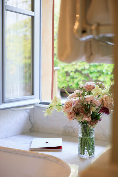 在浴缸和窗户旁边，有咖啡和书图片下载