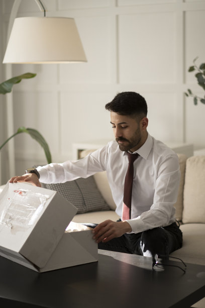 快乐网上商店消费者开箱收到的包裹图片下载