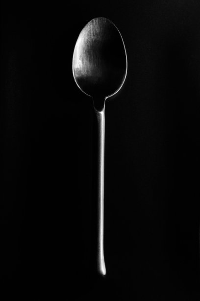 勺子在黑色背景下的垂直镜头图片下载