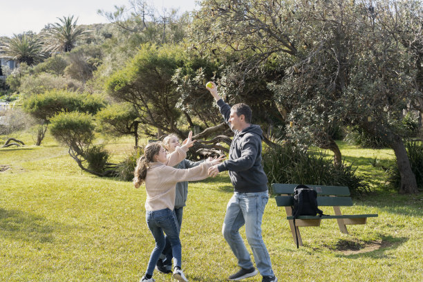父亲和女儿在玩球图片下载