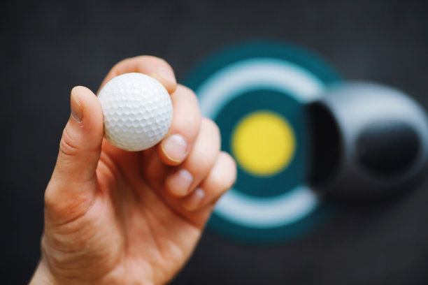 运动和健康的生活方式。迷你高尔夫。桌上放着白色的高尔夫球和迷你高尔夫球。运动背景与高尔夫概念。图片下载