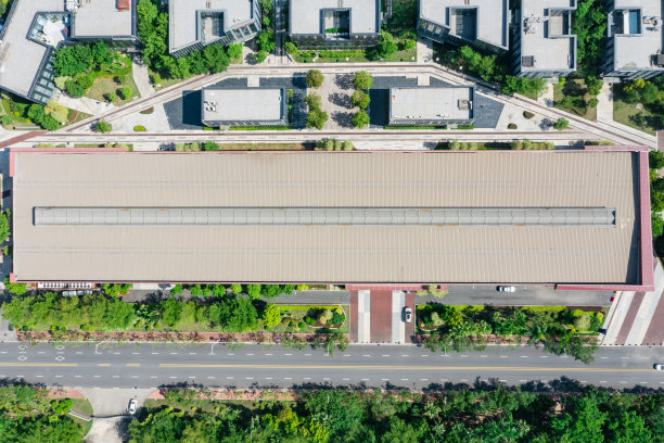 鸟瞰现代绿色工厂图片下载