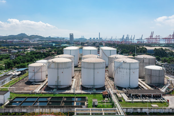 蓝天白云下的储油罐图片下载