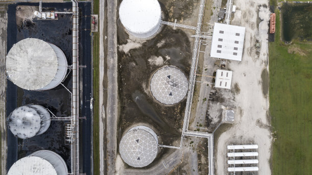 工业区内的化石燃料储罐与管道相连。图片下载