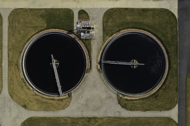 航拍的工业外观:水净化站图片下载