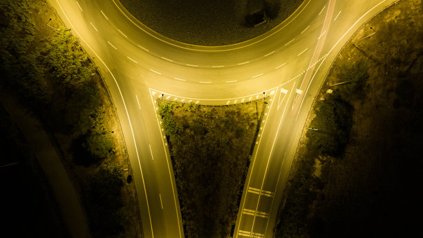 夜间航拍的葡萄牙南部连接高速公路的道路图片下载