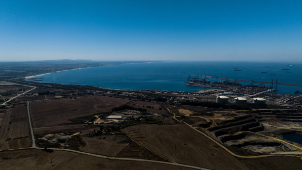 葡萄牙南部靠海的采石场的航拍照片图片下载