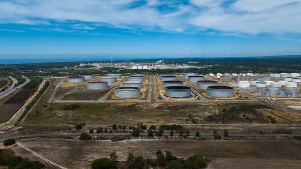 工业综合体鸟瞰图，在这里原油被转化为成品油，储存地点用于分销。图片下载