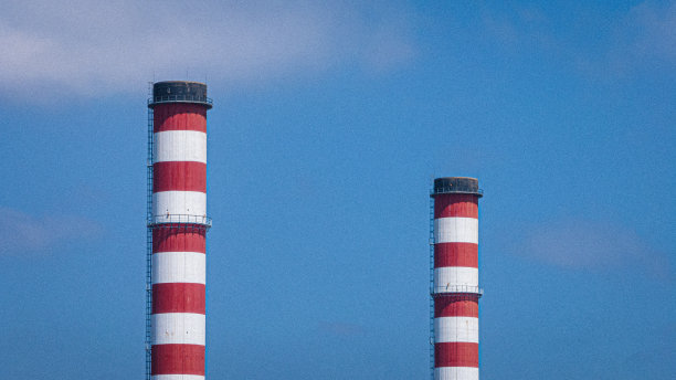 一座热电厂雄伟的烟囱塔。图片下载
