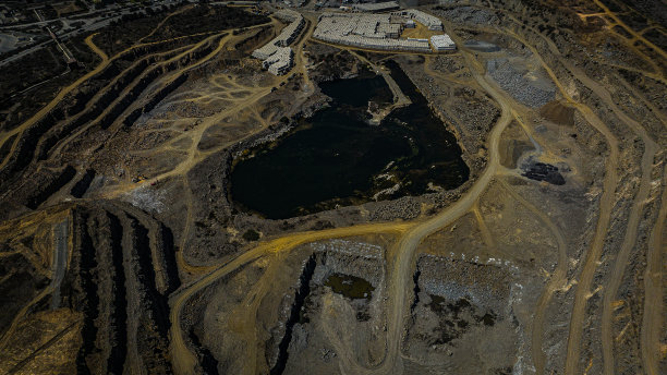 葡萄牙南部靠海的采石场的航拍照片图片下载
