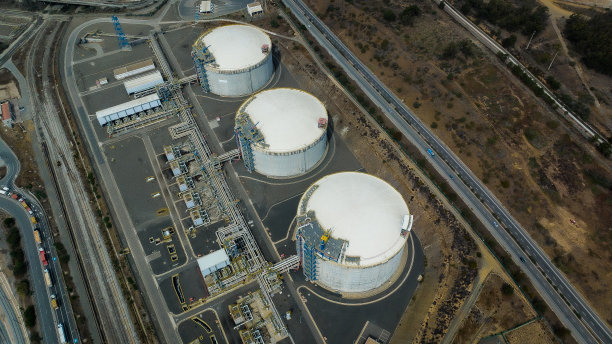 工业综合体鸟瞰图，在这里原油被转化为成品油，储存地点用于分销。图片下载