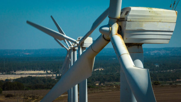 风力涡轮机在乡村景色，葡萄牙，阿连特霍。作为清洁的燃料来源。图片下载