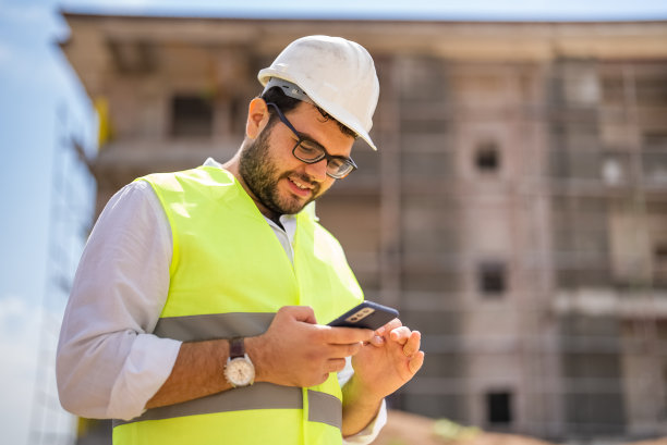 建筑工程师在施工现场使用手机图片下载