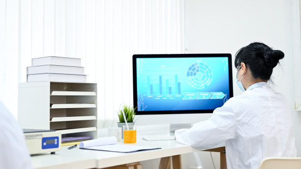 在电脑上进行生物技术研究的女化学家或女科学家。图片下载