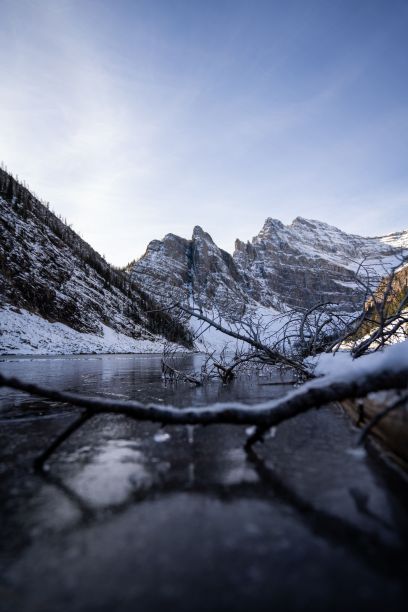 以雪山为背景的河流垂直照片。加拿大班夫国家公园。图片下载