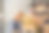亚洲妇女坐在家里的沙发上自由职业者使用笔记本电脑与盒子，成功的亚洲妇女举手，在线营销包装和送货盒，中小企业的概念图片下载