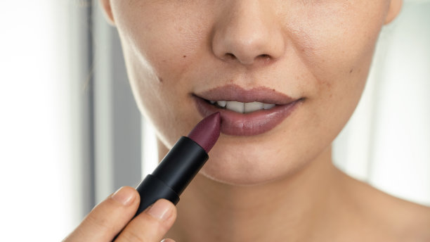 一个女人涂口红的特写图片图片下载