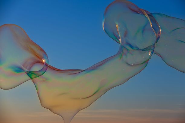 蓝色天空中五颜六色的大泡泡图片下载