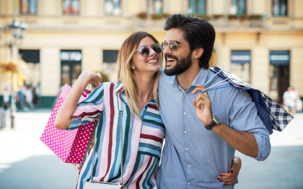 年轻夫妇在购物。消费主义，爱情，约会，生活方式概念图片下载