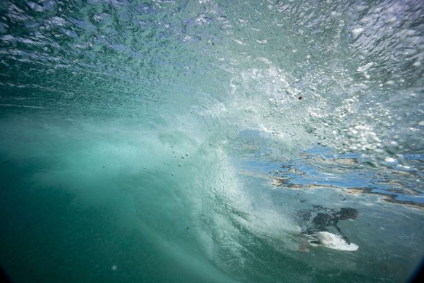 在海里冲浪的人。图片下载