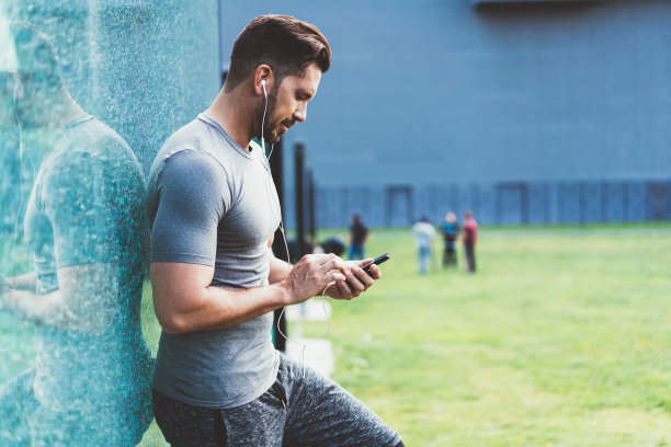 体育馆里的智能手机上有强大的运动员信息图片下载