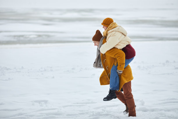 年轻夫妇在冬天玩得很开心图片下载